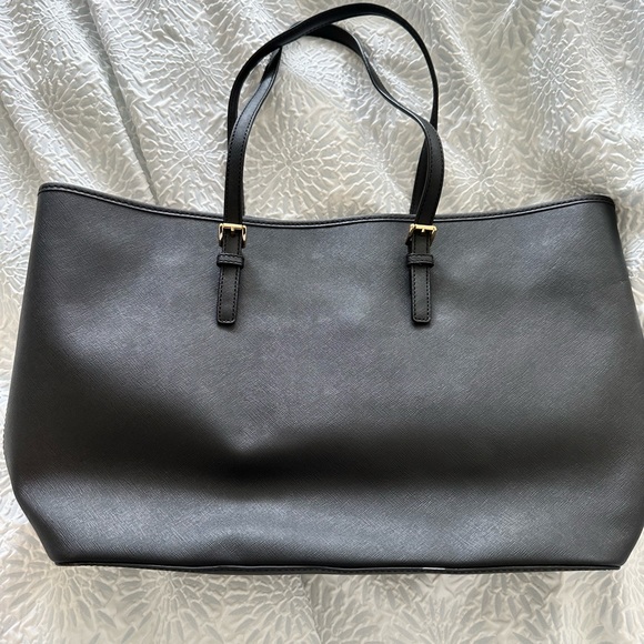 Michael Kors Jet Set Travel Tote - Picture 2 of 14